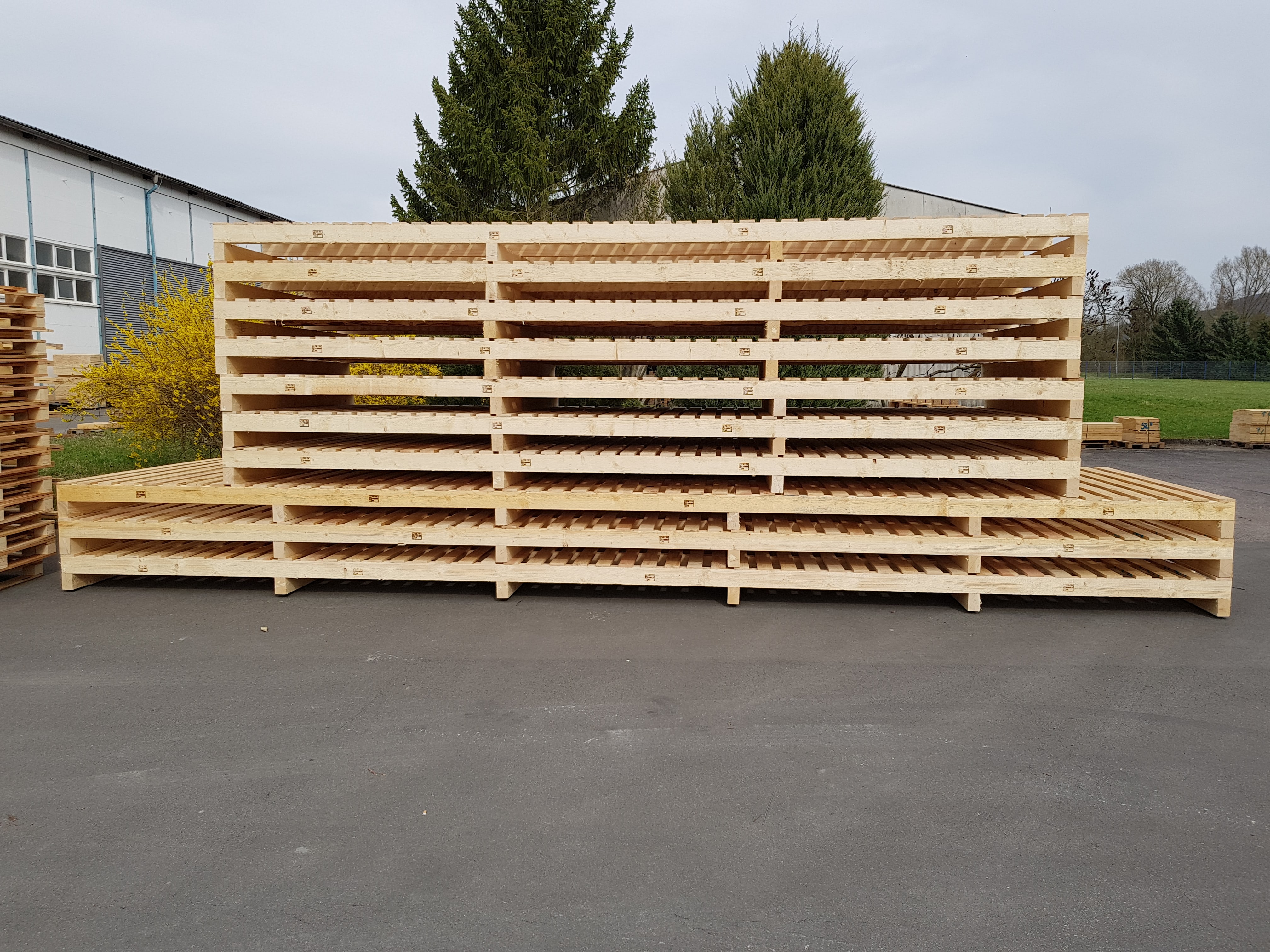 Paletten von vorne pallets front